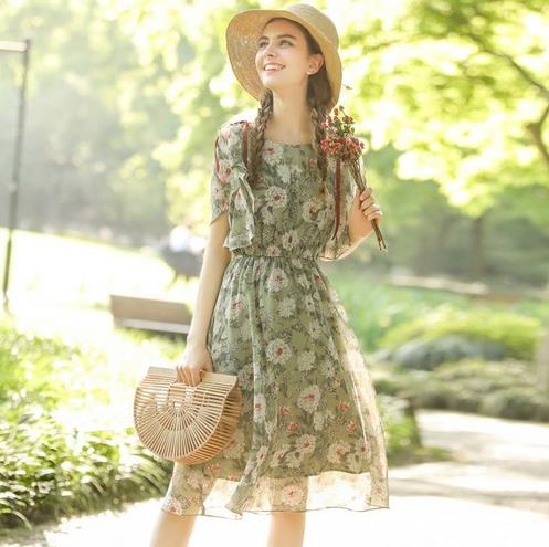 板鞋搭配纱拼接牛仔背带裙：5款搭出清新小浪漫