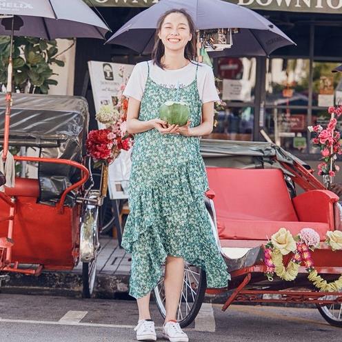 板鞋搭配纱拼接牛仔背带裙：5款搭出清新小浪漫