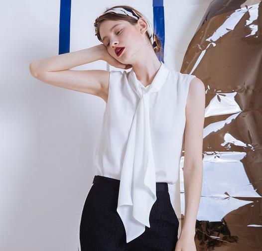 A字短裙搭配蕾丝露肩雪纺衫：打造夏日仙女风