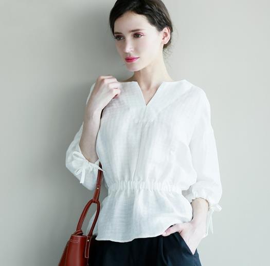 A字短裙搭配蕾丝露肩雪纺衫：打造夏日仙女风