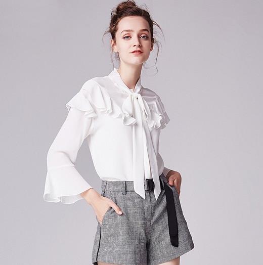 A字短裙搭配蕾丝露肩雪纺衫：打造夏日仙女风