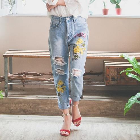 短裤搭配绑带高跟凉鞋：5款打造简约时尚学院风