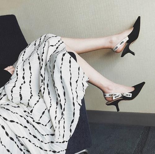 短裤搭配绑带高跟凉鞋：5款打造简约时尚学院风