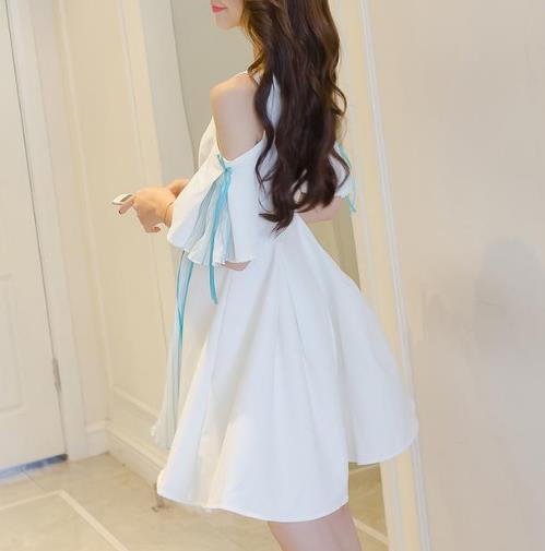 街拍性感的蕾丝裙太好看了：满满的女人味（图）