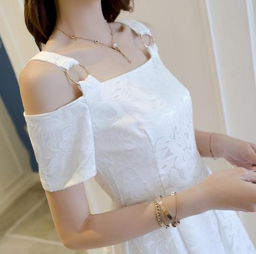 街拍性感的蕾丝裙太好看了：满满的女人味（图）