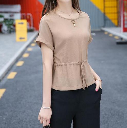 今年流行时尚收腰阔腿裤两件套：时髦又减龄（图）