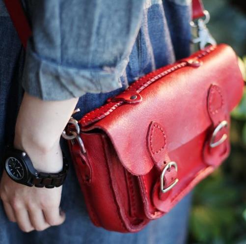 2017新款学院红色牛皮邮差包搭配：经典英伦风