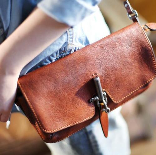 2017新款学院红色牛皮邮差包搭配：经典英伦风