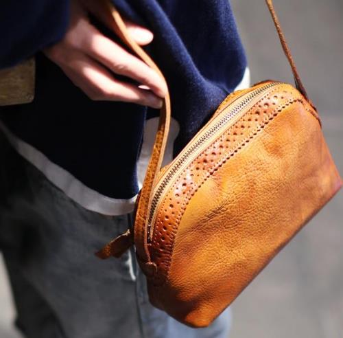 2017新款学院红色牛皮邮差包搭配：经典英伦风