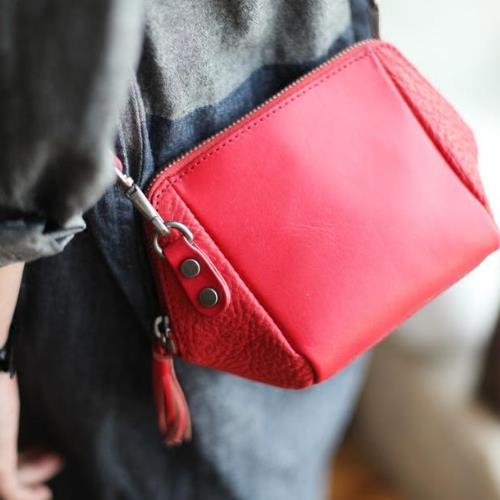 2017新款学院红色牛皮邮差包搭配:经典英伦风 2017新款学院红色牛皮邮差包搭配:经典英伦风