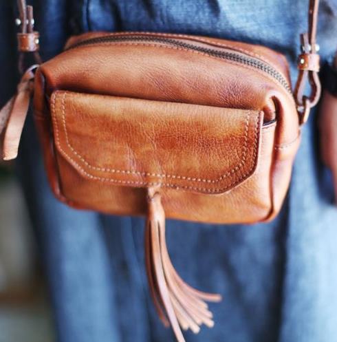 2017新款学院红色牛皮邮差包搭配:经典英伦风 2017新款学院红色牛皮邮差包搭配:经典英伦风