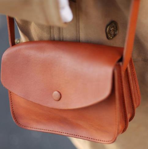 2017新款学院红色牛皮邮差包搭配:经典英伦风 2017新款学院红色牛皮邮差包搭配:经典英伦风