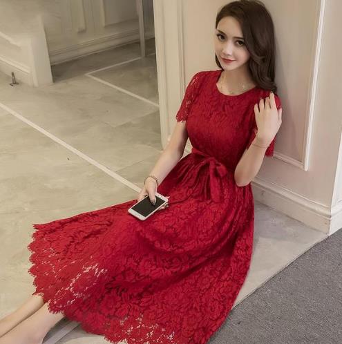 今年流行蕾丝连衣裙：6款连衣裙彰显时髦女人味（图）