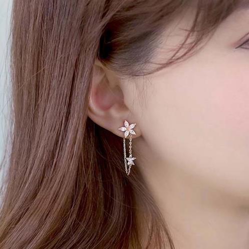 今年最流行水钻耳饰搭配：百搭耳饰赚足回头率（图）