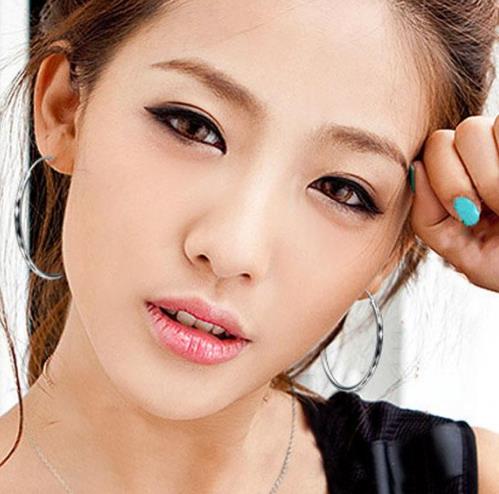 今年最流行水钻耳饰搭配：百搭耳饰赚足回头率（图）