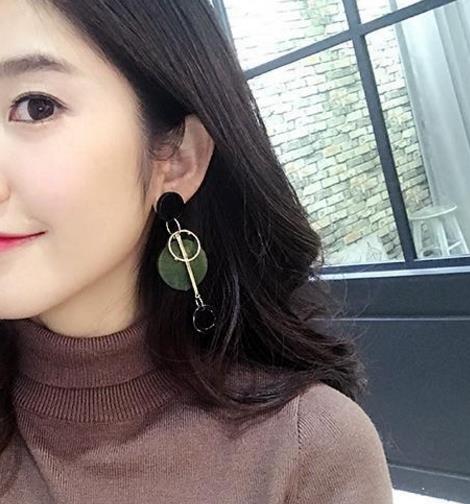 今年最流行水钻耳饰搭配：百搭耳饰赚足回头率（图）