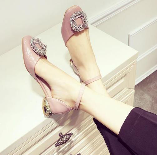 水钻中跟单鞋搭配：时尚单鞋尽显优雅女人味（图）