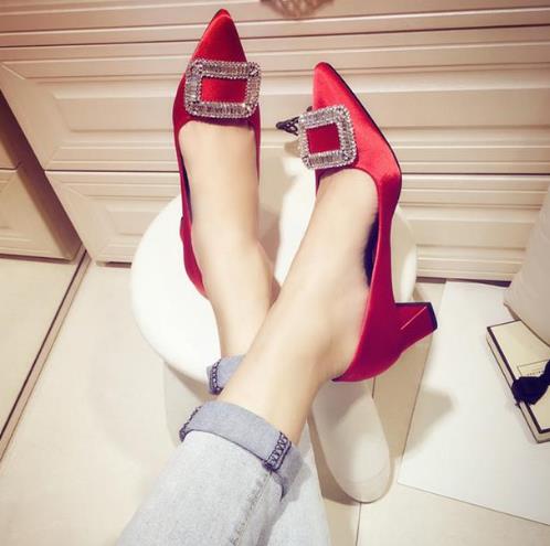 水钻中跟单鞋搭配：时尚单鞋尽显优雅女人味（图）