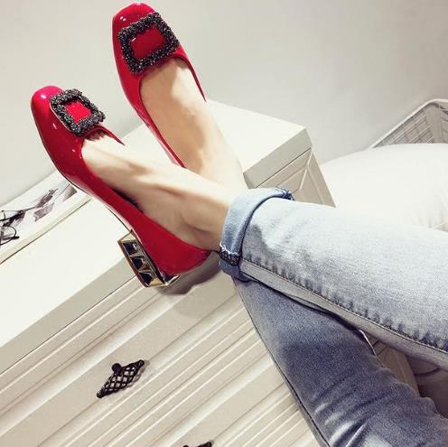 水钻中跟单鞋搭配：时尚单鞋尽显优雅女人味（图）