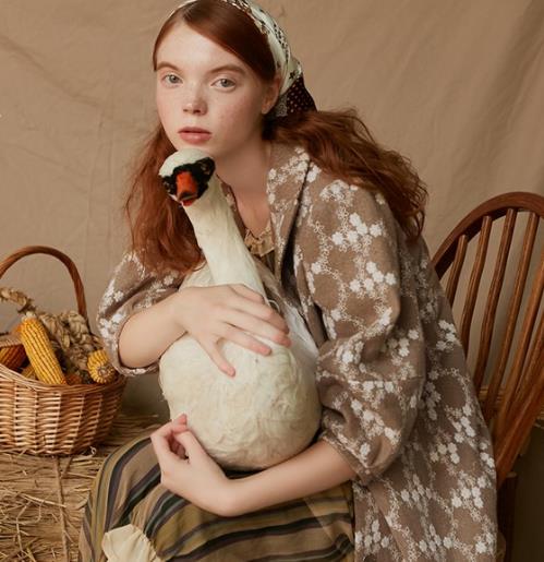 蕾丝拼接毛呢外套怎么搭配：6款外套充满文艺范儿