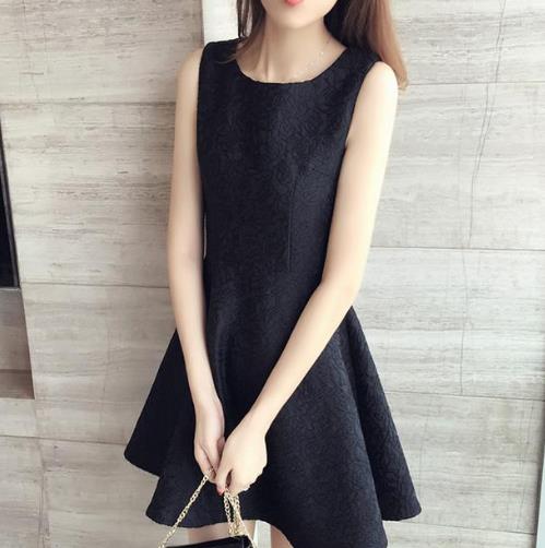 小清新纯色a字裙连衣裙搭配：简约优雅连衣裙推荐