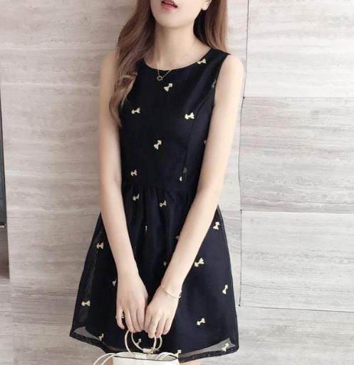 小清新纯色a字裙连衣裙搭配：简约优雅连衣裙推荐