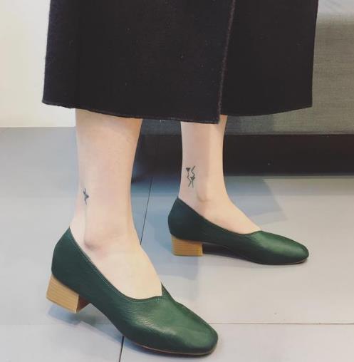 一字扣浅口休闲单鞋搭配：气场十足单鞋分享（图）