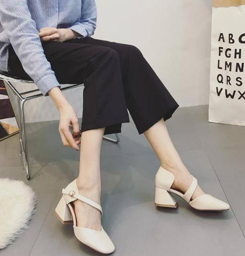 一字扣浅口休闲单鞋搭配：气场十足单鞋分享（图）