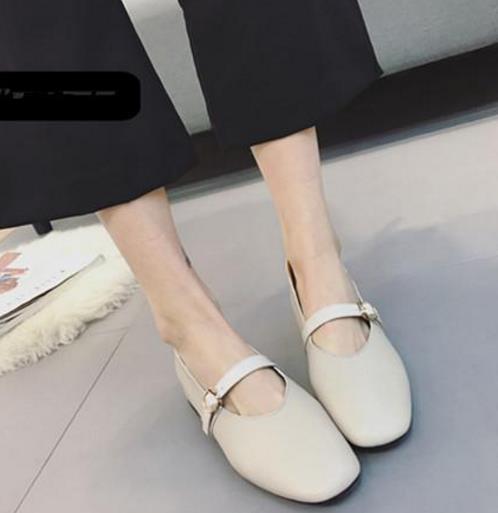 一字扣浅口休闲单鞋搭配：气场十足单鞋分享（图）