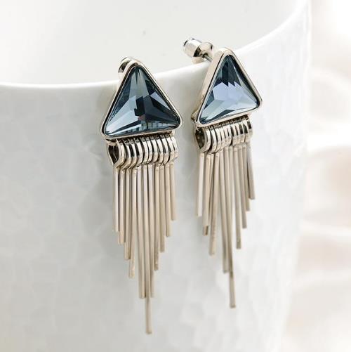 让你时尚一整年的6款耳饰:百搭水晶珍珠耳钉(图) 让你时尚一整年的6款耳饰:百搭水晶珍珠耳钉(图)