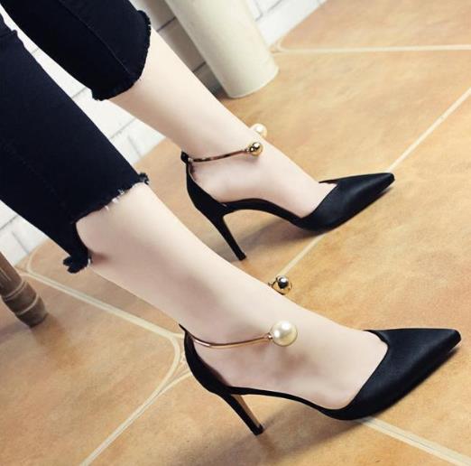 百搭中空尖头单鞋搭配：5款简约而不失优雅