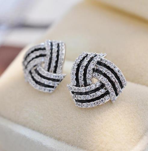 让你时尚一整年的6款耳饰：百搭水晶珍珠耳钉（图）