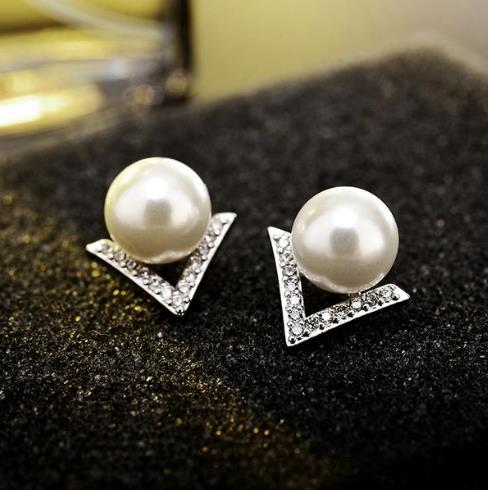 让你时尚一整年的6款耳饰：百搭水晶珍珠耳钉（图）