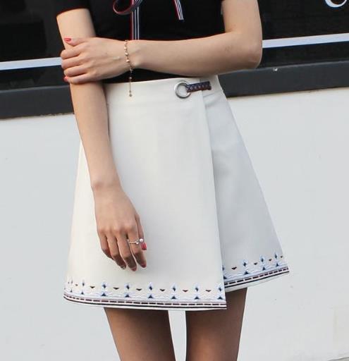 学院风高腰牛仔短裙怎么搭配才能彰显大长腿（图）