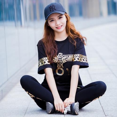 帆布鞋搭配中长宽松T恤裙：打造小清新的时尚风情