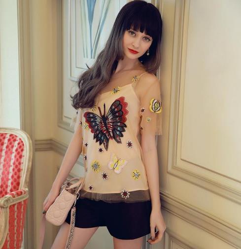 6款一字领衬衫专属名媛气质：彰显妩媚与风情（图）