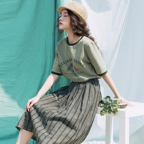 帆布鞋搭配中长宽松T恤裙：打造小清新的时尚风情