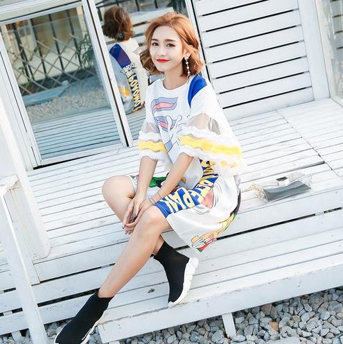 帆布鞋搭配中长宽松T恤裙：打造小清新的时尚风情