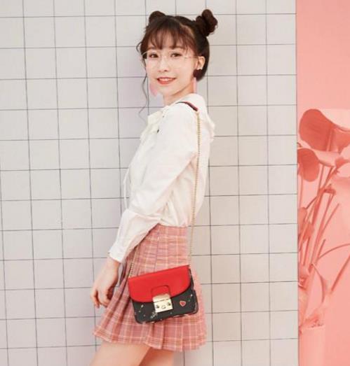 2017流行这样的迷你斜跨链条包斜挎包搭配(图) 2017流行这样的迷你斜跨链条包斜挎包搭配(图)