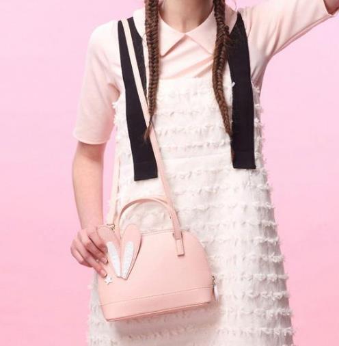 2017流行这样的迷你斜跨链条包斜挎包搭配（图）