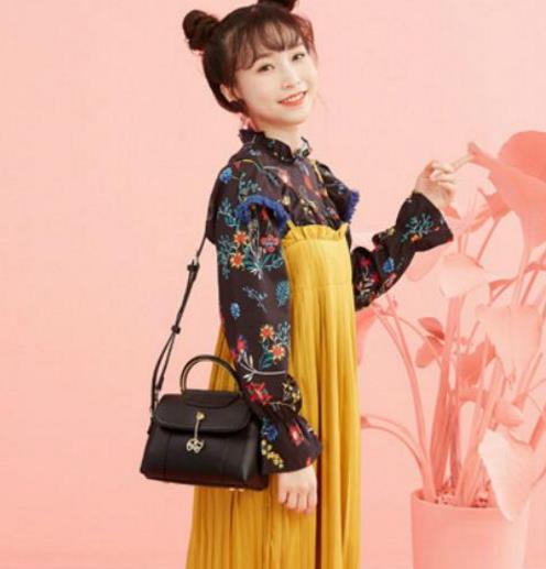 2017流行这样的迷你斜跨链条包斜挎包搭配（图）