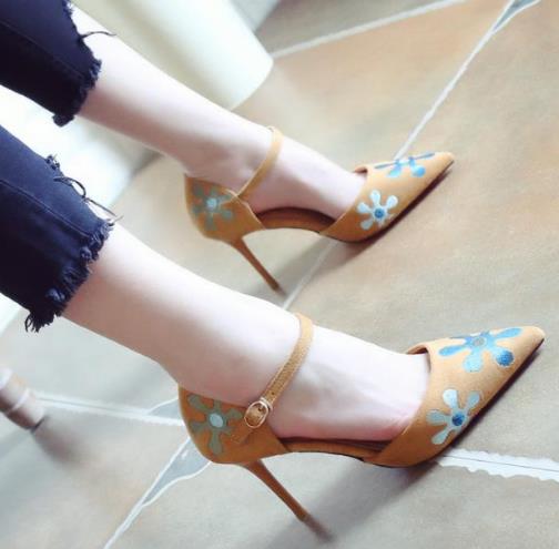 2017新款高跟鞋火到爆：铆钉尖头高跟鞋搭配（图）