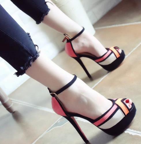 2017新款高跟鞋火到爆：铆钉尖头高跟鞋搭配（图）