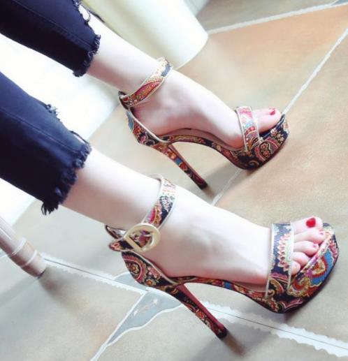 2017新款高跟鞋火到爆:铆钉尖头高跟鞋搭配(图) 2017新款高跟鞋火到爆:铆钉尖头高跟鞋搭配(图)