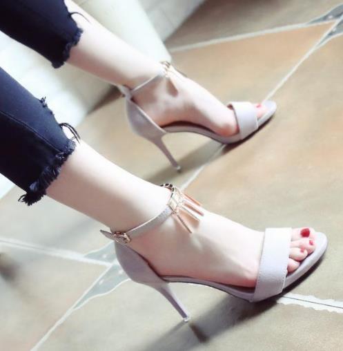 2017新款高跟鞋火到爆:铆钉尖头高跟鞋搭配(图) 2017新款高跟鞋火到爆:铆钉尖头高跟鞋搭配(图)