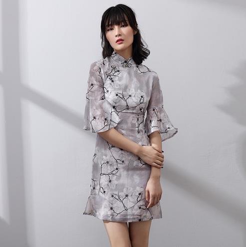 凉鞋搭配刺绣流苏直筒裙：优雅时尚直筒裙推荐