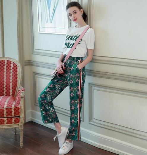 职业女性最爱减龄显嫩套装：干练又不失优雅（图）