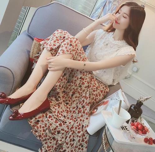 时髦到窒息的裙装：半身裙套装打造清纯气质（图）