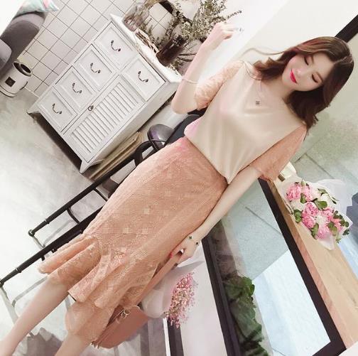 时髦到窒息的裙装：半身裙套装打造清纯气质（图）