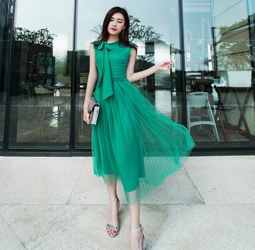 凉鞋搭配刺绣流苏直筒裙：优雅时尚直筒裙推荐